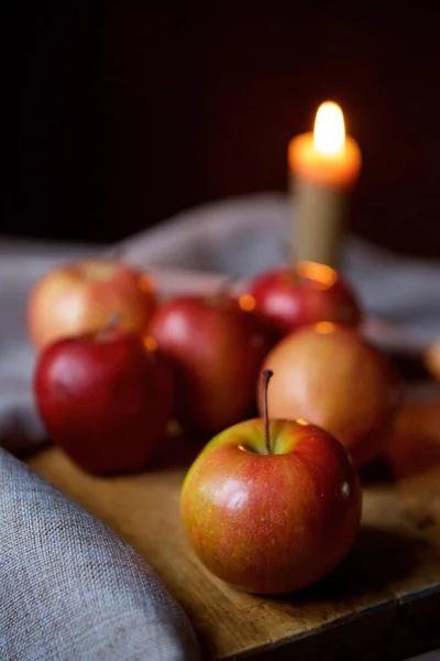 Bright Juicy Red Apples Lie Vintage Rustic Table — Stockfoto