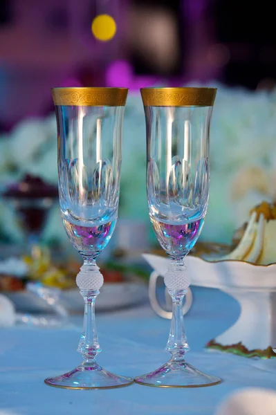 Crystal Glasses Newlyweds Wedding Decorated Holiday — стоковое фото