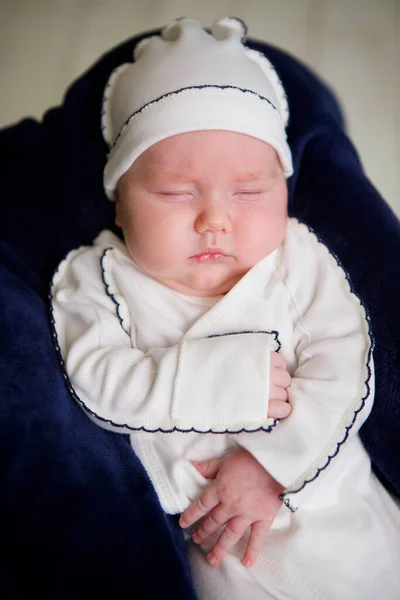 Pequeño Bebé Recién Nacido Acostado Ropa Blanca Sobre Fondo Oscuro — Foto de Stock