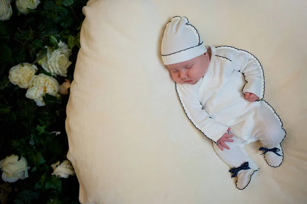Pequeño Bebé Recién Nacido Acostado Ropa Blanca Sobre Fondo Blanco — Foto de Stock
