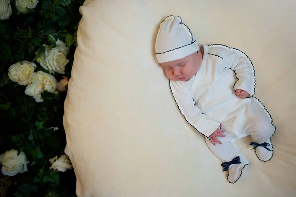 Menino Recém Nascido Deitado Roupas Brancas Fundo Cobertor Branco — Fotografia de Stock