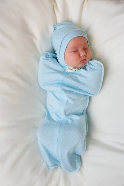 Little Newborn Baby Boy Lying Blue Clothes White Background — Zdjęcie stockowe