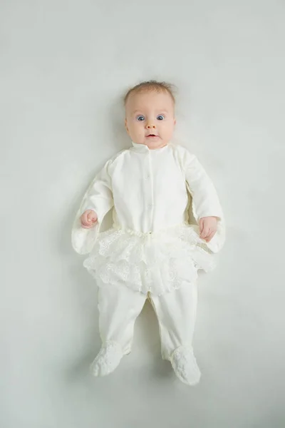 Little Newborn Baby Girl Lying White Clothes White Blanket Background — Fotografie, imagine de stoc