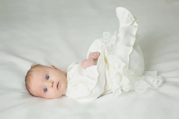 Little Newborn Baby Girl Lying White Clothes White Blanket Background — Foto Stock