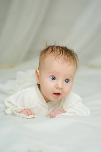 Little Newborn Baby Girl Lying White Clothes White Blanket Background — Fotografie, imagine de stoc