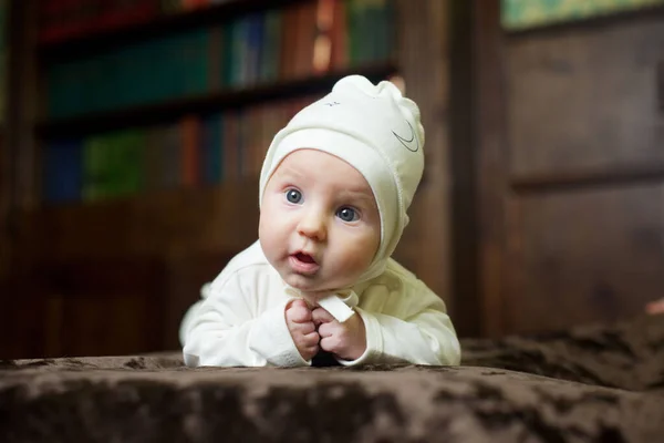 Little Newborn Baby Girl Lying White Clothes Background Bookcase — Photo