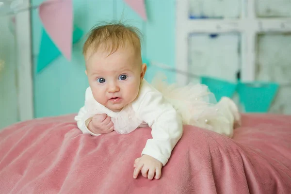 Little Newborn Baby Girl Lying White Clothes Pink Blanket Background — Zdjęcie stockowe