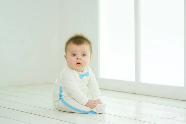 Mały Noworodek Chłopiec Leżący Białych Ubraniach Białym Tle Koca — Zdjęcie stockowe