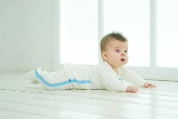 Bayi Laki Laki Kecil Yang Baru Lahir Dengan Pakaian Putih — Stok Foto