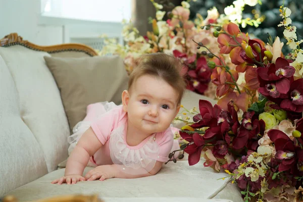 Little Girl Lying Vintage Sofa Pink Clothes Infant One Year — Fotografia de Stock