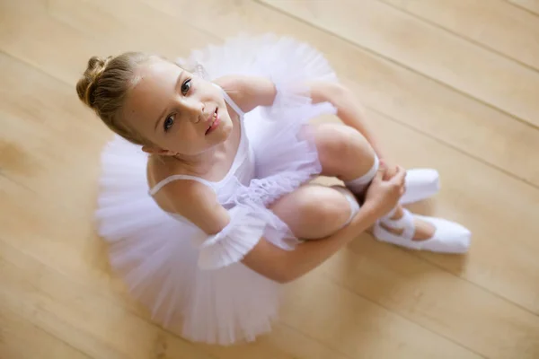 Malá Holka Balerína Bílém Tutu Sedí Podlaze Baletní Třídě — Stock fotografie