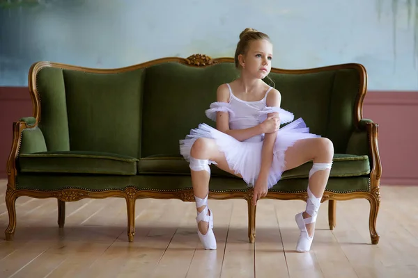 Malá Holka Balerína Bílém Tutu Sedí Gauči Velkém Pokoji — Stock fotografie