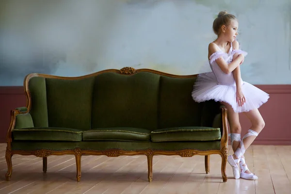 Mała Dziewczynka Balerina Białym Tutu Siedzi Kanapie Wielkim Pokoju — Zdjęcie stockowe