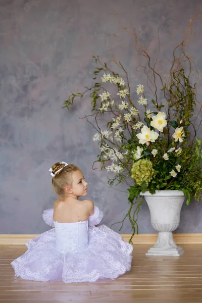 Petite Fille Ballerine Tutu Blanc Assis Sur Sol Dans Classe — Photo