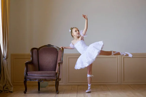 Holčička Baletka Bílém Sukničce Podlaze Baletní Třídě — Stock fotografie