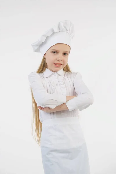 Schoolmeisje Verkleed Als Kok Het Wit Een Zichzelf Staand Onderwerp — Stockfoto