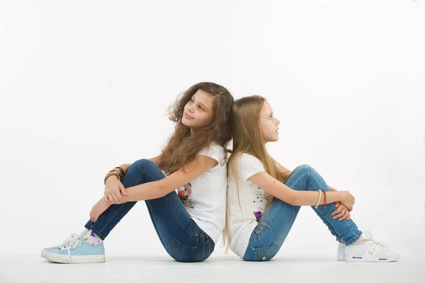 Deux Amies Adolescentes Assoient Dos Dos Sur Fond Blanc Isolé — Photo