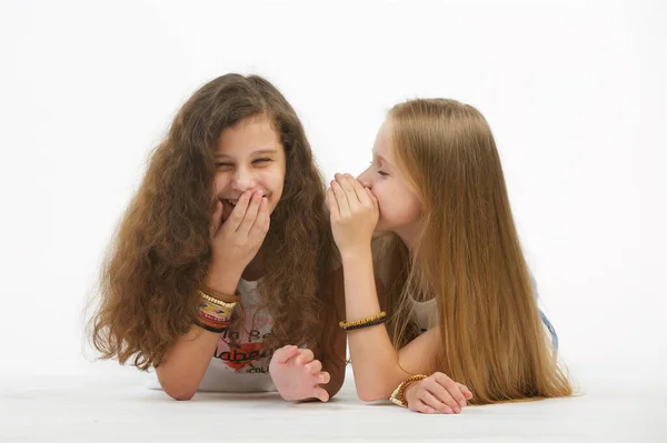 Két Tini Barátnő Elszigetelt Fehér Háttéren Fekszik Egyik Lány Fülébe — Stock Fotó