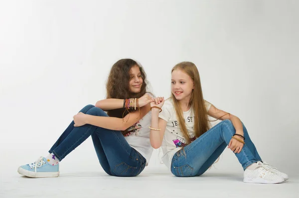 Két Tini Barátnő Hátradől Elszigetelt Fehér Háttérben Lányok Megmutatják Hogy — Stock Fotó