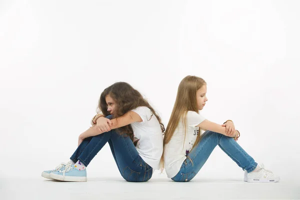Twee Tienervriendinnen Zitten Achterover Een Geïsoleerde Witte Achtergrond Meisjes Tonen — Stockfoto