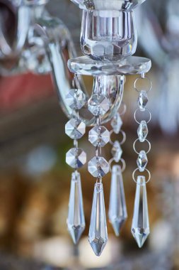 Madalyayı süslemek için kristal berrak kolyeler. Süspansiyon cama yansıdı. Konunun kapanışı.