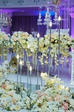 Düğün dekoru, yakın çekim detayları. Özel etkinlikler, nişan ve doğum günleri için mücevher tasarla.