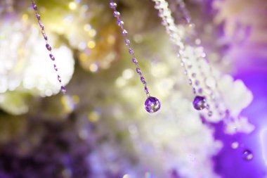 İplikler, ipler ve kristal detaylı kurdeleler tavandan sarkan bir perde gibi. Tatil için dekor ve dekorasyon..