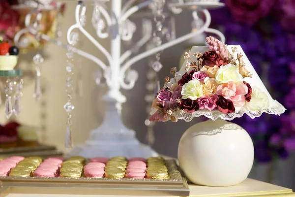 Candeeiro Mesa Decorado Com Flores Fundo Suporte Com Sobremesas — Fotografia de Stock