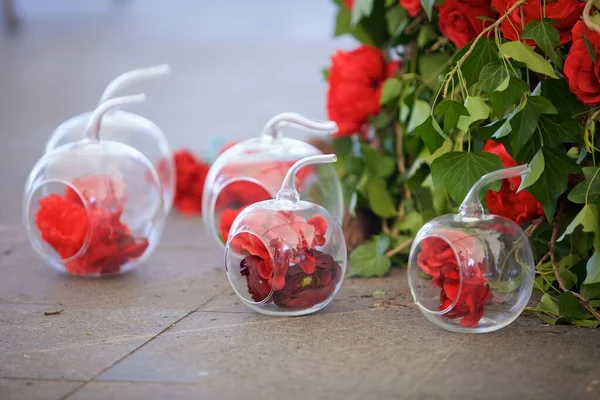 Διάφανα Γυάλινα Μήλα Διακοσμητικό Στοιχείο Λουλούδια Και Λουλούδια Έννοια Των — Φωτογραφία Αρχείου