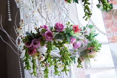 Yapay çiçeklerin gerçek bir buketi taklit etmesi. Dekorasyon ve iç tasarım için kullanılır..