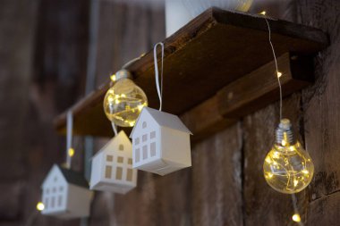 Eski, rahat bir kırsal yaşam tarzı, kağıttan evler ve çelenklerden aydınlanma..