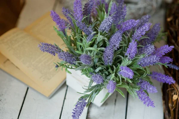 Las Flores Lavanda Están Una Caja Madera Vintage Blanca Fondo — Foto de Stock