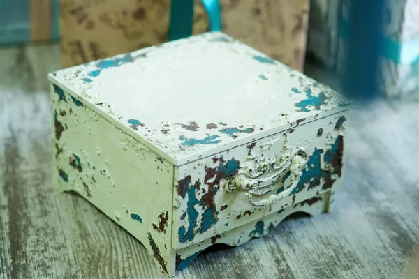 Vintage Κουτί Είναι Λευκό Μεταλλική Λαβή Παραδοσιακά Πράγματα Για Διακόσμηση — Φωτογραφία Αρχείου