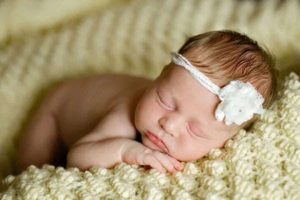 Novorozenec Dítě Spí Břiše Měkké Přikrývce — Stock fotografie