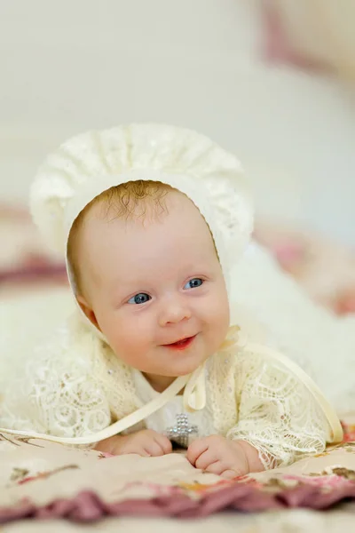 Dziewczynka Niebieskimi Oczami Leżąca Kocu Dziecko Nosi Sukienkę Czapkę Białej — Zdjęcie stockowe