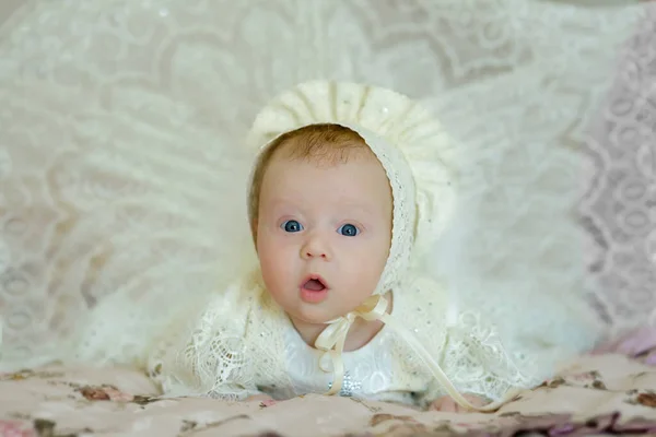 Holčička Modrýma Očima Ležící Přikrývce Dítě Sobě Šaty Čepici Bílé — Stock fotografie