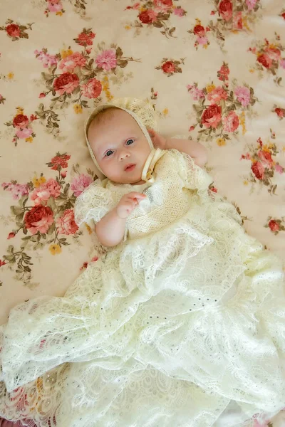 Bébé Fille Aux Yeux Bleus Couché Sur Une Couverture Enfant — Photo