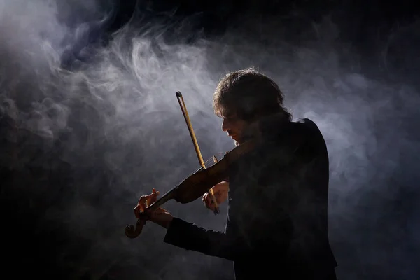 바이올린을 클래식 음악가 바이올리니스트 배경으로 스튜디오에서 — 스톡 사진
