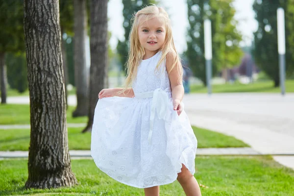 Une Petite Blonde Robe Blanche Promène Dans Parc Concept Enfance — Photo