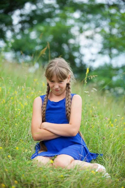 Schoolmeisje Een Blauwe Jurk Met Twee Lange Vlechten Meisje Dat — Stockfoto