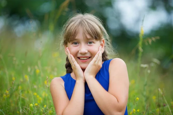 Fille Âge Scolaire Dans Une Robe Bleue Avec Deux Longues — Photo