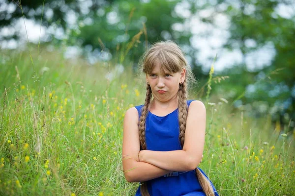 Fille Âge Scolaire Dans Une Robe Bleue Avec Deux Longues — Photo