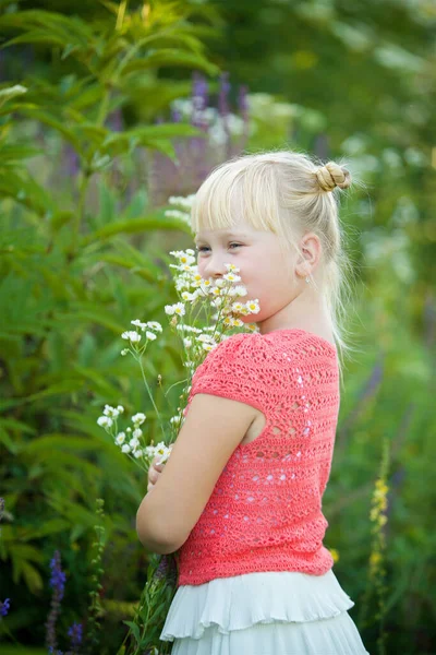 Het Meisje Blond Tussen Hoge Bloeiende Kruiden Zomer Naar Zijkant — Stockfoto