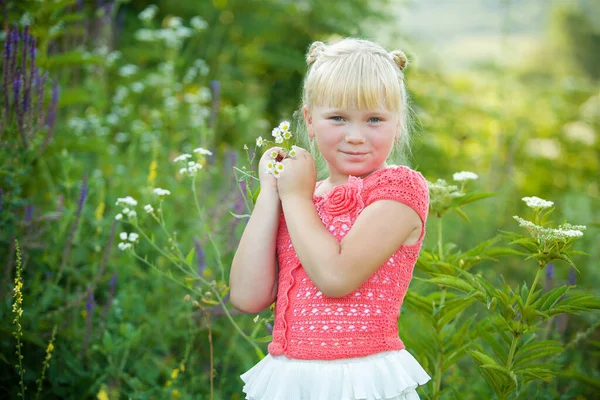 Jeune Fille Est Blonde Parmi Les Grandes Herbes Fleurs Été — Photo