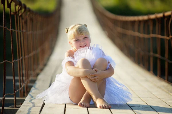 Una Ragazza Bionda Tutù Balletto Bianco Ponte Nel Villaggio Seduto — Foto Stock