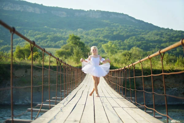 Μια Ξανθιά Κοπέλα Λευκό Μπαλέτο Μια Γέφυρα Στο Χωριό Παιχνίδι — Φωτογραφία Αρχείου