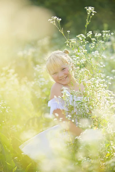 Een Blond Meisje Een Witte Ballet Tutu Staat Tussen Lange — Stockfoto