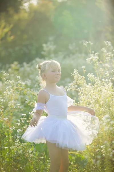 Una Ragazza Bionda Tutù Balletto Bianco Trova Tra Erbe Fiori — Foto Stock