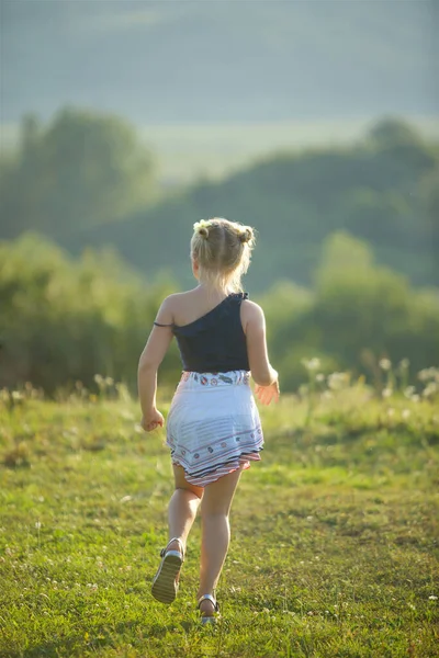 Een Meisje Van Kleuterschool Leeftijd Loopt Door Het Dorp Achteraanzicht — Stockfoto