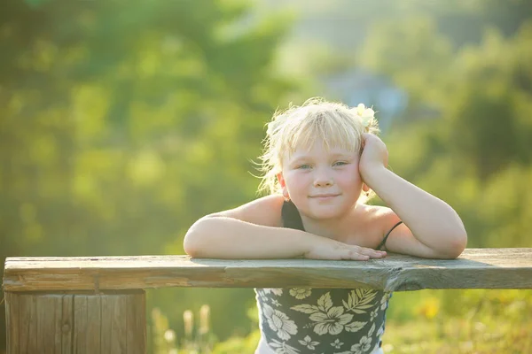 Een Meisje Van Kleuterschool Leeftijd Zit Een Bankje Het Dorp — Stockfoto